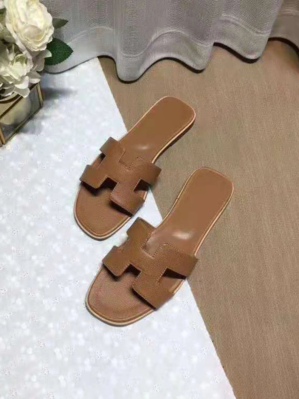 Chanclas casual de tacón bajo y hueco