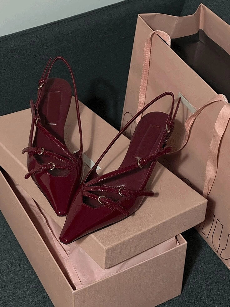 Zapatos de tacón puntiagudos con tiras de charol