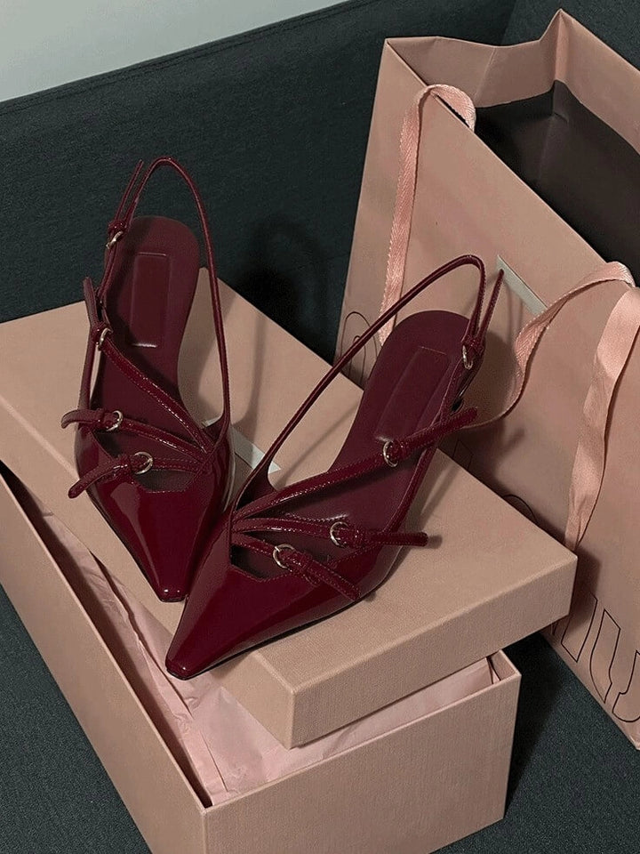 Zapatos de tacón puntiagudos con tiras de charol