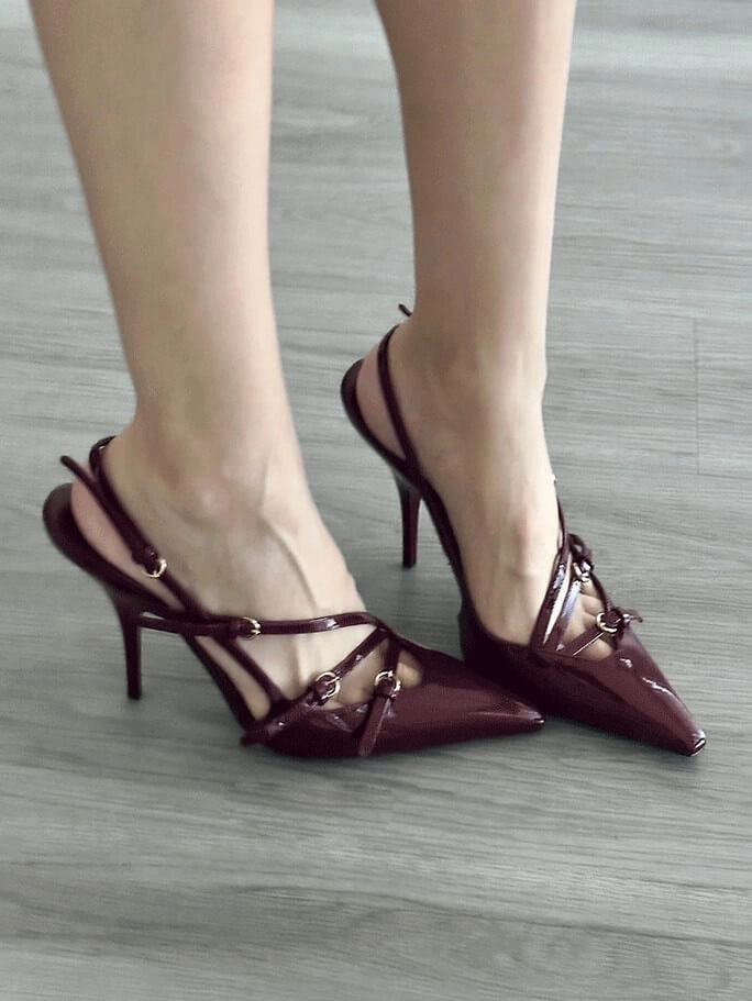 Zapatos de tacón puntiagudos con tiras de charol