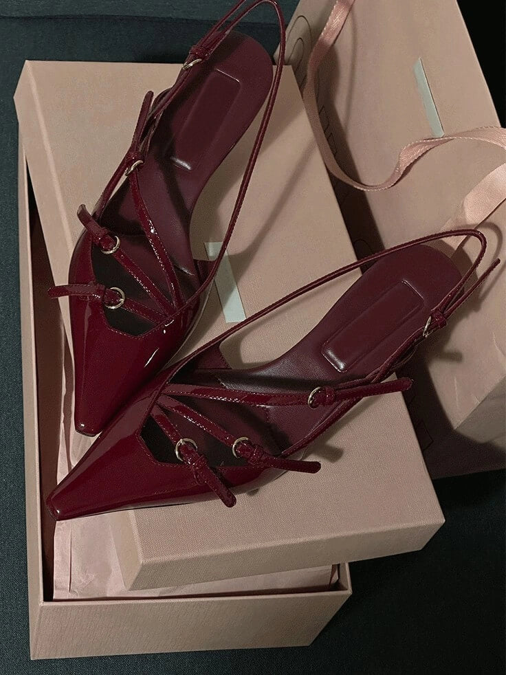 Zapatos de tacón puntiagudos con tiras de charol